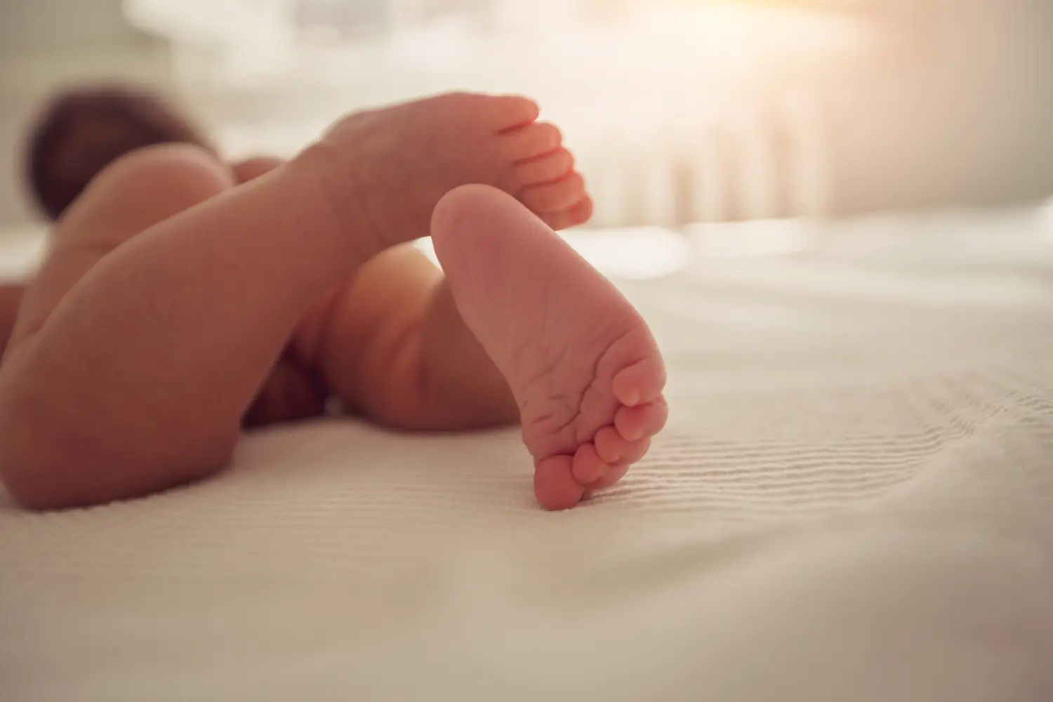 Säuglingsfüße eines kleinen Babys, neugeborener Babyfuß, neugeborener Babyfinger, Kind, Glück und Kindheitskonzept.